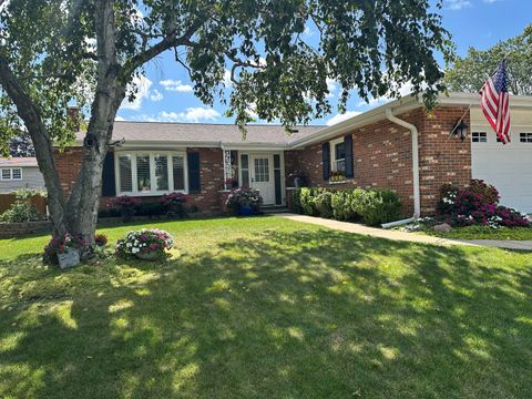 Photo of 1819 W Thornwood Lane, Mount Prospect, IL 60056 (MLS # 12550101)