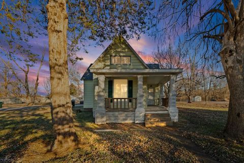 Photo of 101 Marilyn Avenue, Centralia, IL 62801 (MLS # 100000343)