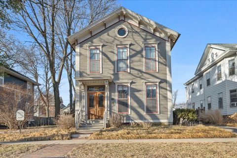 Photo of 510 E Grove Street, Bloomington, IL 61701 (MLS # 12609474)