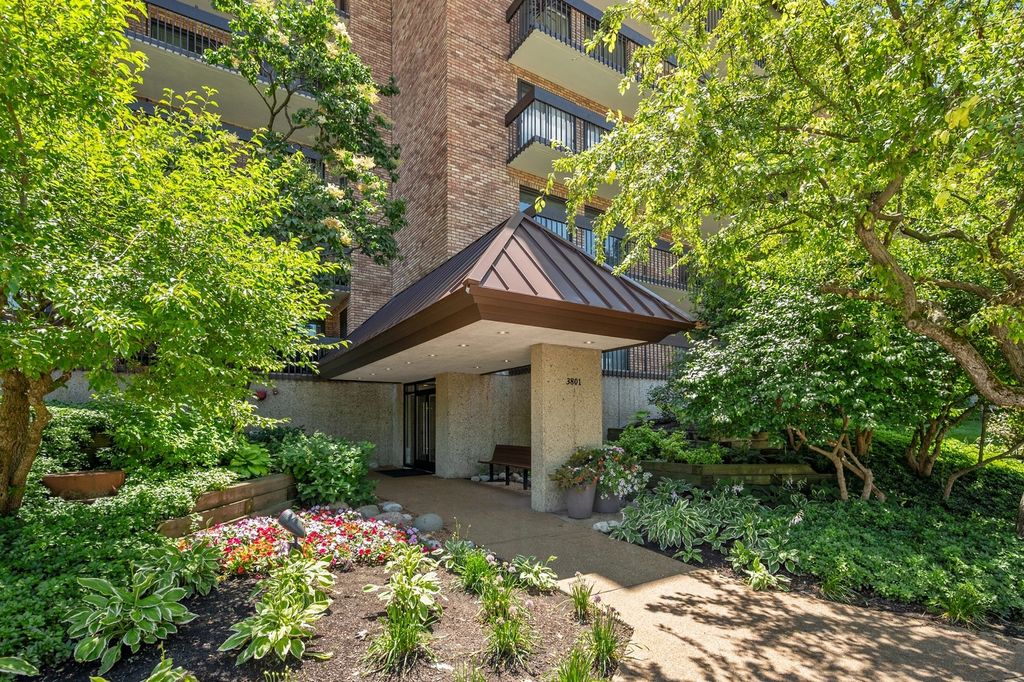 Photo for 3801 Mission Hills Road #510, Northbrook, IL 60062 (MLS # 12446463)