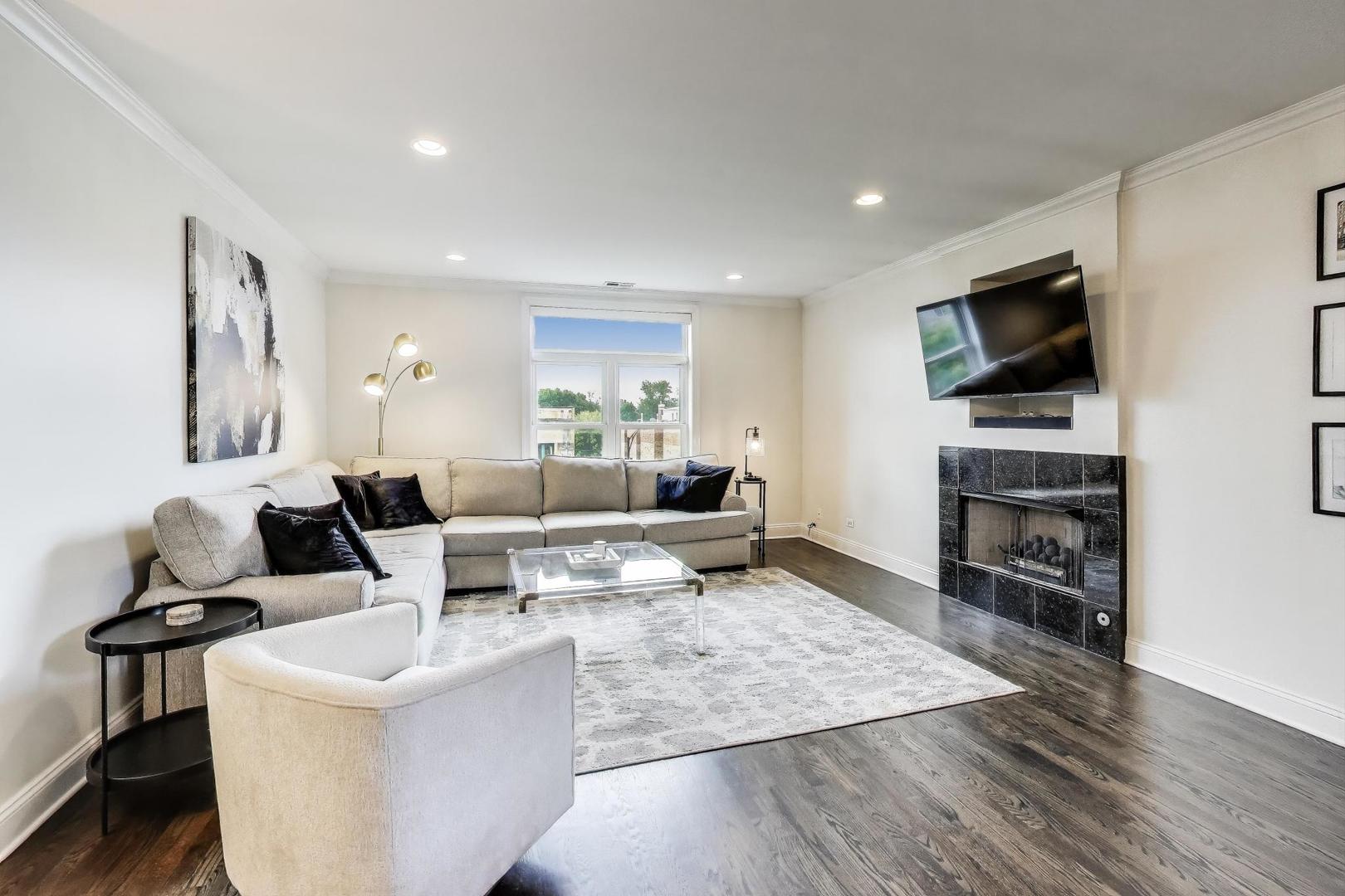 2130 W Division Street 4W