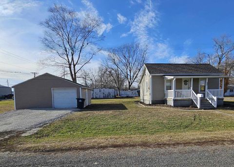 Tiny photo for 803 S Maple Street, Salem, IL 62881 (MLS # 100000341)