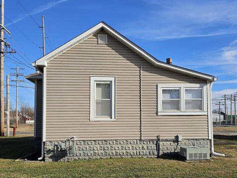 Tiny photo for 803 S Maple Street, Salem, IL 62881 (MLS # 100000341)