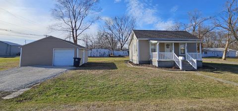 Photo of 803 S Maple Street, Salem, IL 62881 (MLS # 100000341)