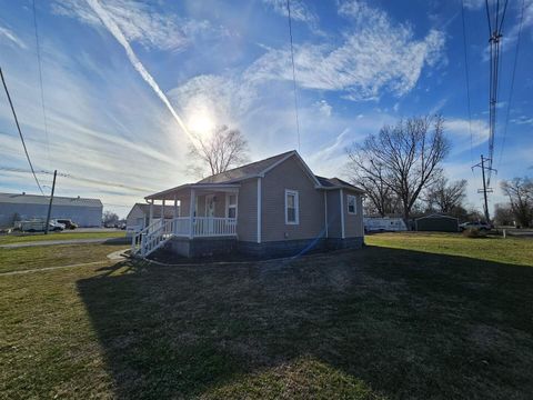 Tiny photo for 803 S Maple Street, Salem, IL 62881 (MLS # 100000341)