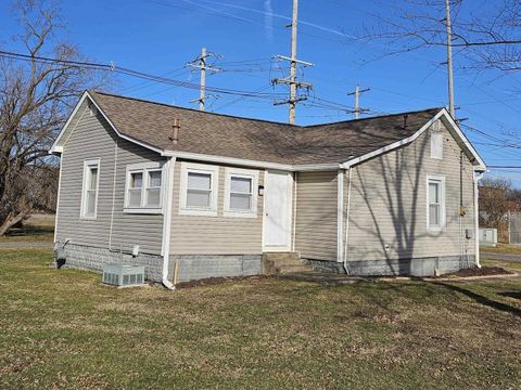 Tiny photo for 803 S Maple Street, Salem, IL 62881 (MLS # 100000341)