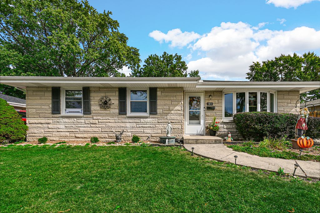 Photo for 1210 Hosmer Street, Joliet, IL 60435 (MLS # 12486203)