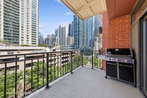 Tiny photo for 33 W HURON Street #607, Chicago, IL 60654 (MLS # 12795002)