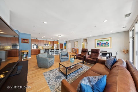 Tiny photo for 33 W HURON Street #607, Chicago, IL 60654 (MLS # 12795002)