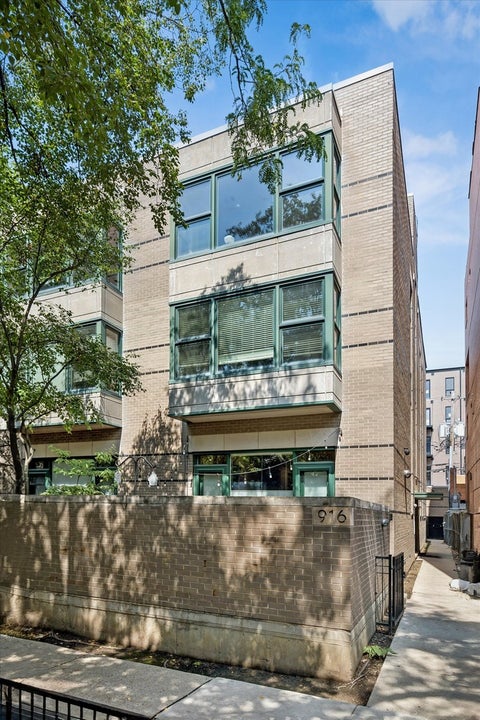Photo of 916 W Fletcher Street #C, Chicago, IL 60657 (MLS # 12759851)