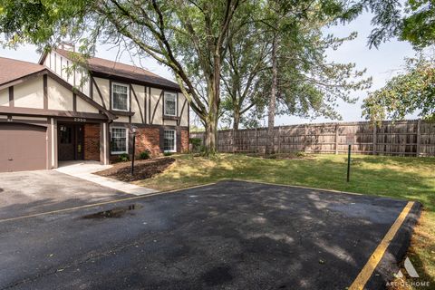 Tiny photo for 2950 NORTHAMPTON Drive #B1, Rolling Meadows, IL 60008 (MLS # 12473024)