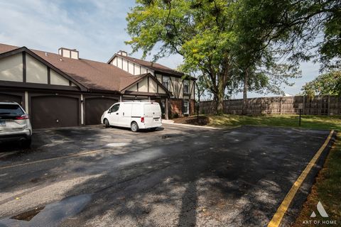 Tiny photo for 2950 NORTHAMPTON Drive #B1, Rolling Meadows, IL 60008 (MLS # 12473024)