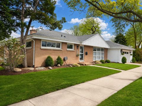 Tiny photo for 6803 N KEELER Avenue, Lincolnwood, IL 60712 (MLS # 12610683)