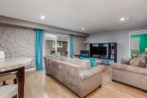 Tiny photo for 5840 W 77th Street #302, Burbank, IL 60459 (MLS # 12522904)