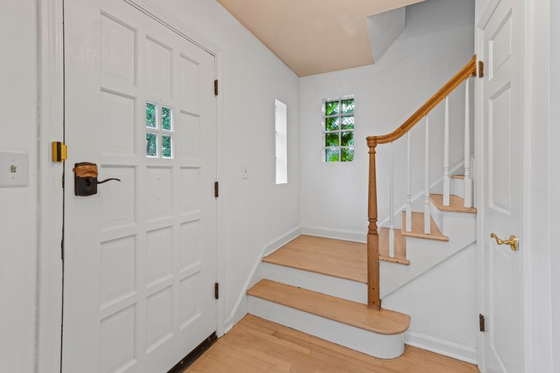 5646 N Francisco Avenue