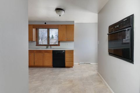 Tiny photo for 701 E Buchanan Street, Bloomington, IL 61701 (MLS # 12611061)