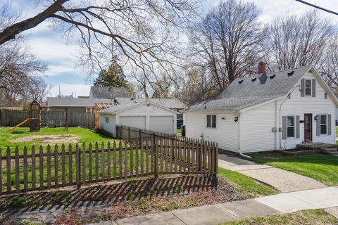 Tiny photo for 701 E Buchanan Street, Bloomington, IL 61701 (MLS # 12611061)