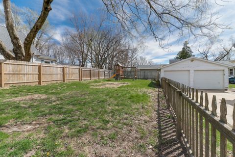 Tiny photo for 701 E Buchanan Street, Bloomington, IL 61701 (MLS # 12611061)