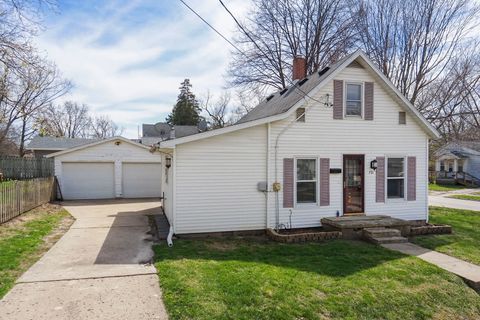Tiny photo for 701 E Buchanan Street, Bloomington, IL 61701 (MLS # 12611061)