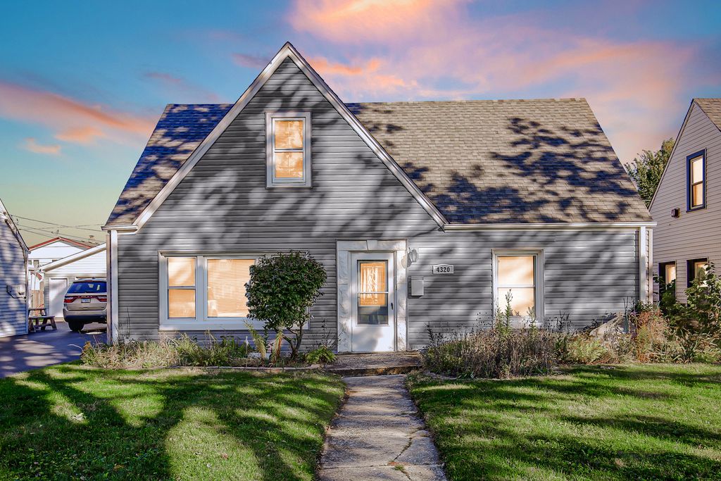 Photo for 4320 W 99th Place, Oak Lawn, IL 60453 (MLS # 12490593)