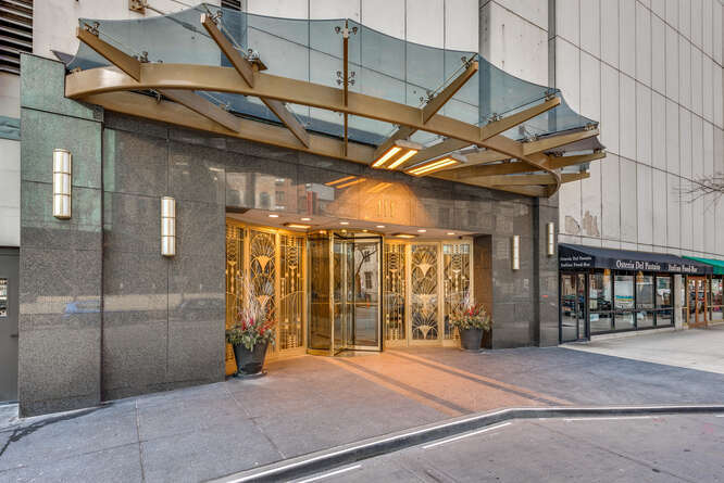 111 E Chestnut Street 22H