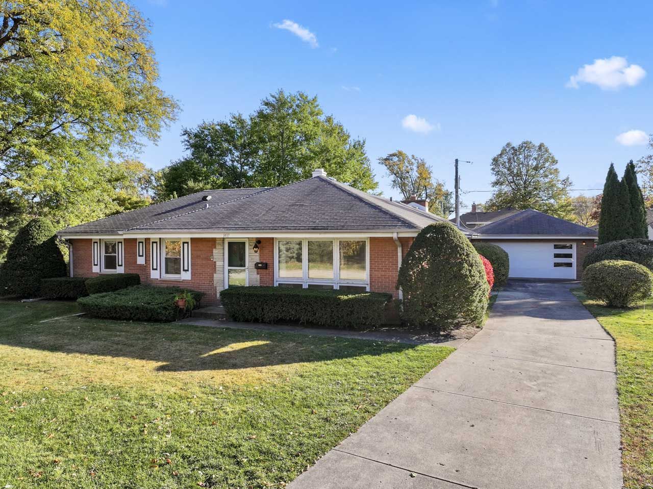 Mount Prospect, Illinois 60056, United States, 4 Bedrooms Bedrooms, ,2 BathroomsBathrooms,Residential,Contingent,252759