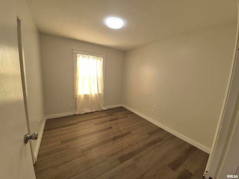 Tiny photo for 802 Dillard Street, Eldorado, IL 62930 (MLS # EB459992)