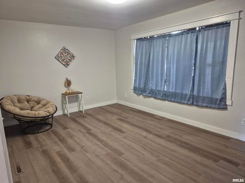 Tiny photo for 802 Dillard Street, Eldorado, IL 62930 (MLS # EB459992)