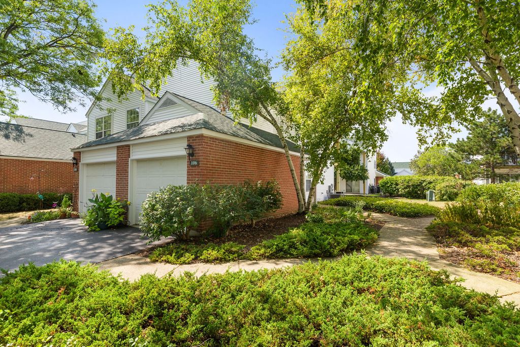 Photo for 106 Woodbury Lane, Lake Bluff, IL 60044 (MLS # 12470715)