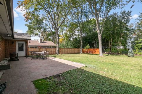 Tiny photo for 124 W Old Elm Road, Lake Forest, IL 60045 (MLS # 12491182)