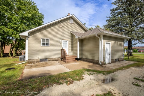 Tiny photo for 1321 Oakwood Avenue, DeKalb, IL 60115 (MLS # 12750152)