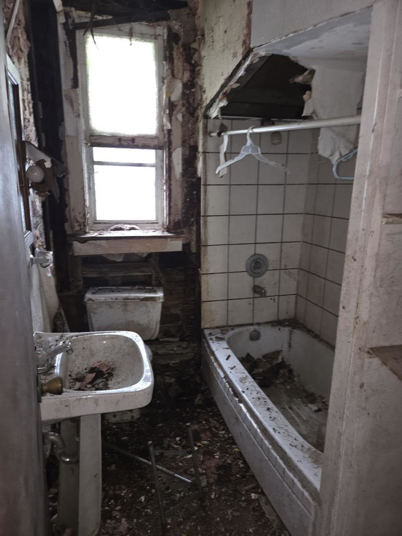 8227 S Commercial Avenue