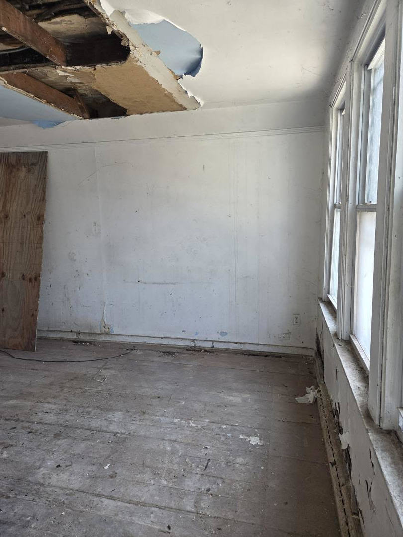 8227 S Commercial Avenue