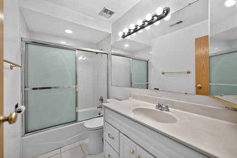 Tiny photo for 1727 W CRYSTAL Lane #611, Mount Prospect, IL 60056 (MLS # 12789101)