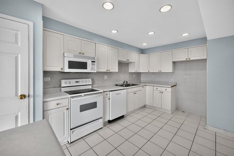 Tiny photo for 1727 W CRYSTAL Lane #611, Mount Prospect, IL 60056 (MLS # 12789101)