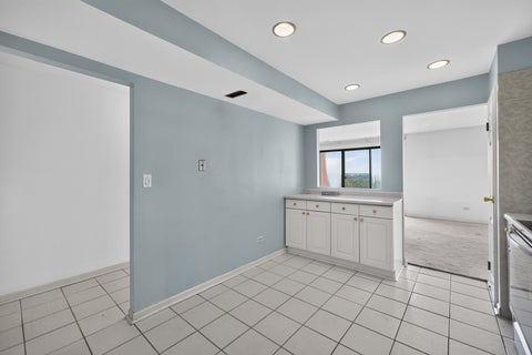 Tiny photo for 1727 W CRYSTAL Lane #611, Mount Prospect, IL 60056 (MLS # 12789101)