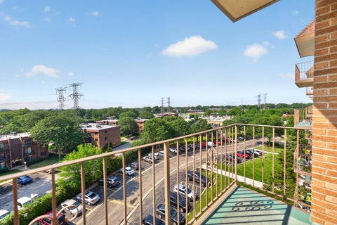 Tiny photo for 1727 W CRYSTAL Lane #611, Mount Prospect, IL 60056 (MLS # 12789101)