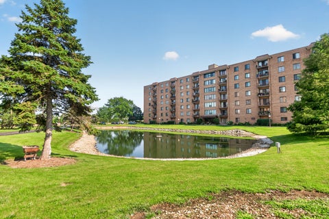 Tiny photo for 1727 W CRYSTAL Lane #611, Mount Prospect, IL 60056 (MLS # 12789101)