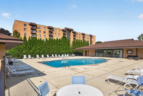 Tiny photo for 1727 W CRYSTAL Lane #611, Mount Prospect, IL 60056 (MLS # 12789101)