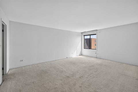 Tiny photo for 1727 W CRYSTAL Lane #611, Mount Prospect, IL 60056 (MLS # 12789101)