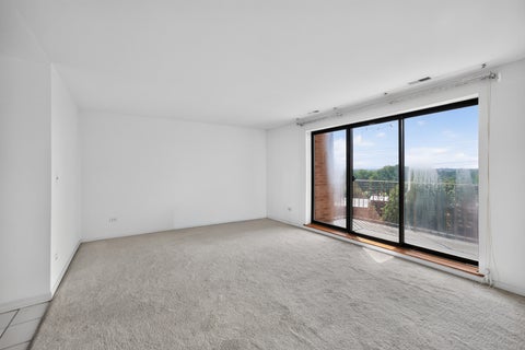 Tiny photo for 1727 W CRYSTAL Lane #611, Mount Prospect, IL 60056 (MLS # 12789101)