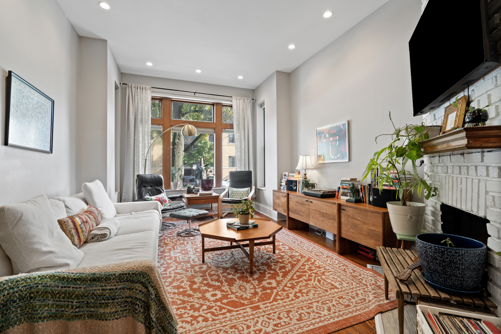 4004 N Clarendon Avenue 1