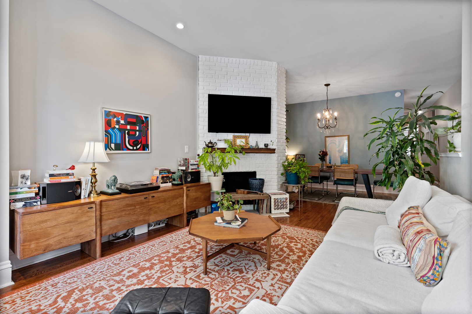 4004 N Clarendon Avenue 1