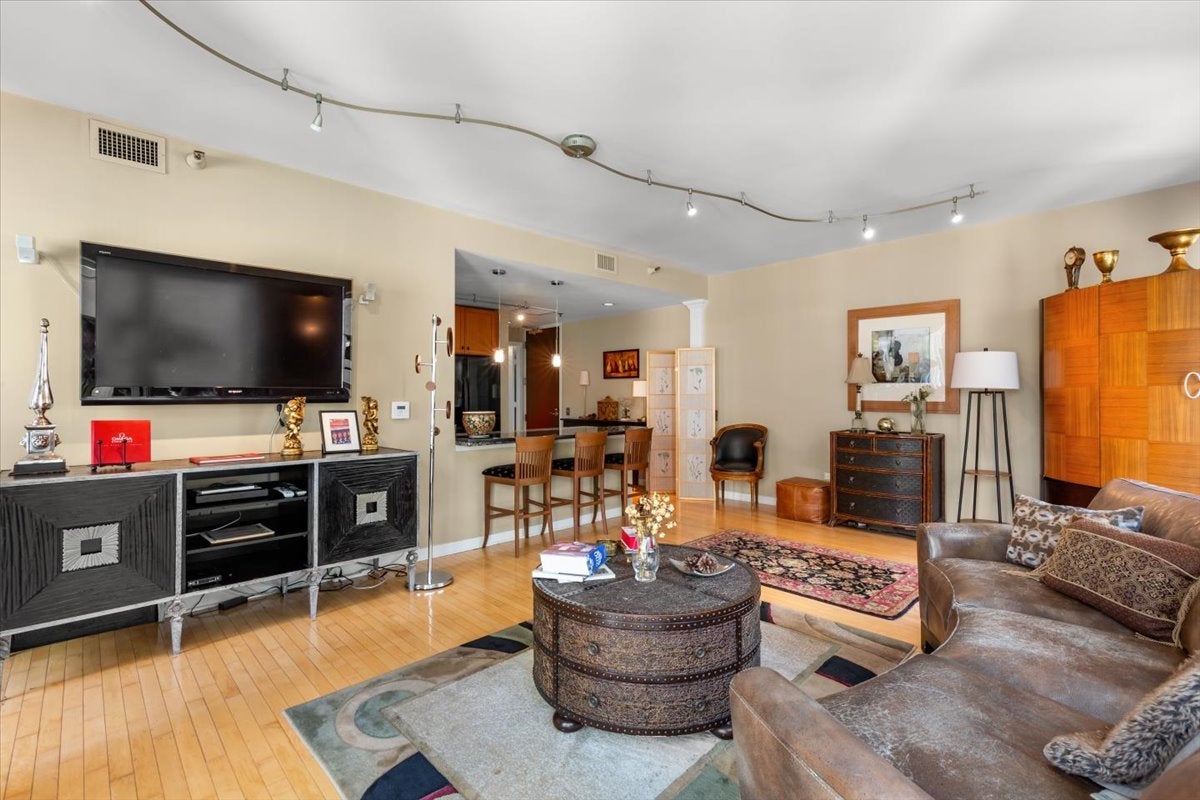 57 E Delaware Place 1104
