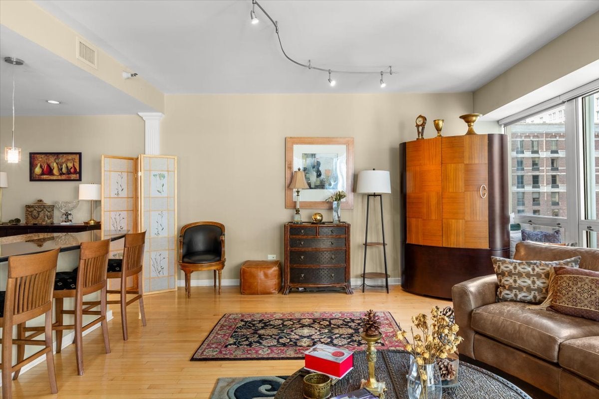 57 E Delaware Place 1104