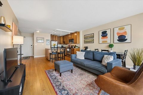 Tiny photo for 2930 N Sheridan Road #1009, Chicago, IL 60657 (MLS # 12600387)