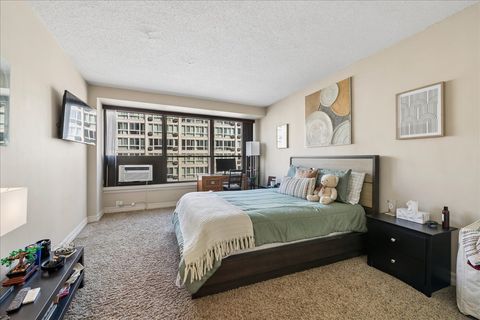 Tiny photo for 2930 N Sheridan Road #1009, Chicago, IL 60657 (MLS # 12600387)