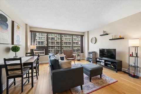 Tiny photo for 2930 N Sheridan Road #1009, Chicago, IL 60657 (MLS # 12600387)