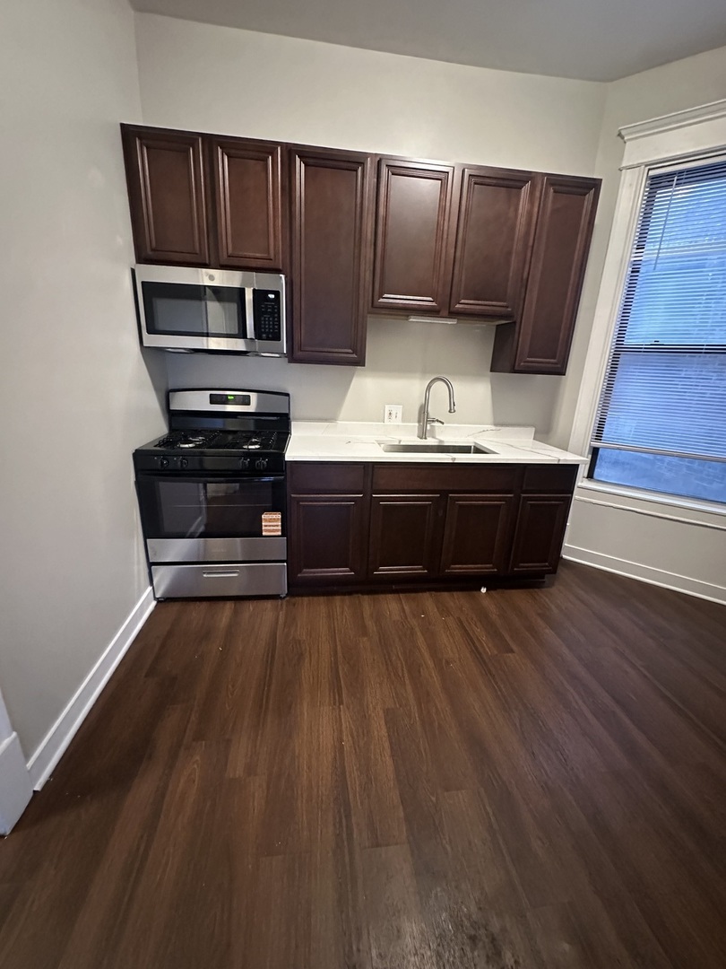 1007 S Oakley Boulevard 2F