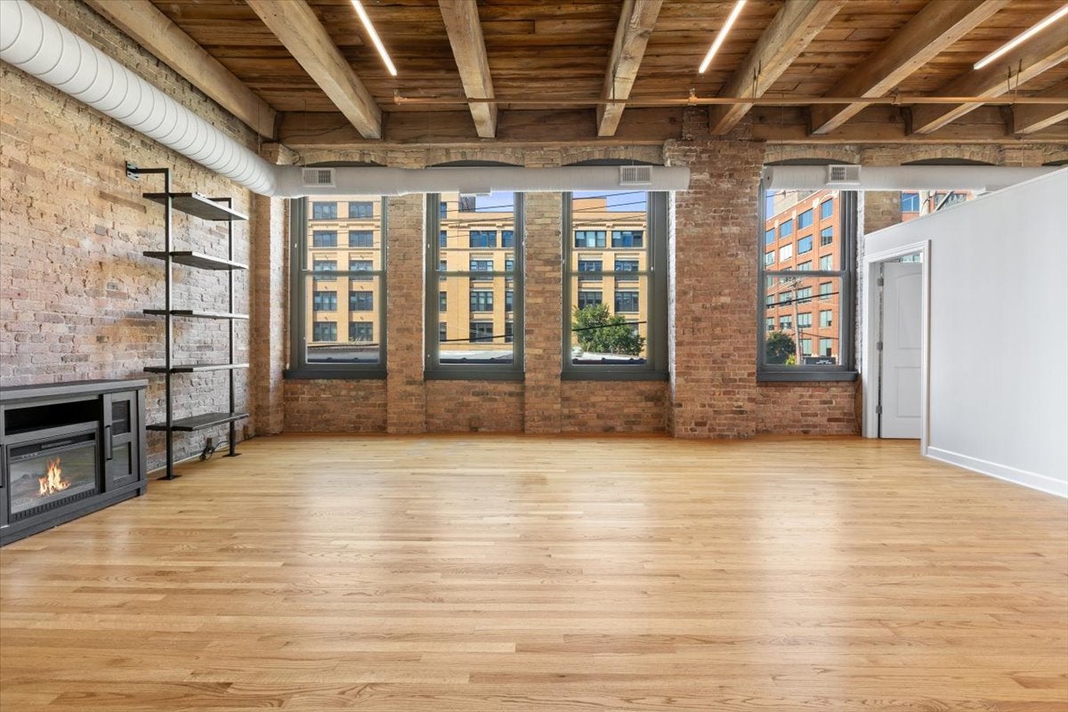 400 S GREEN Street 210